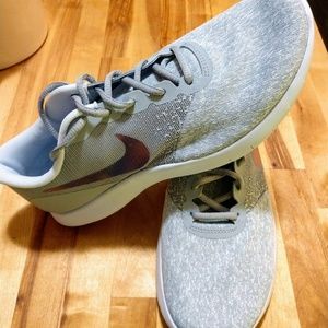 New in box Women's Nike Flex contact running shoes